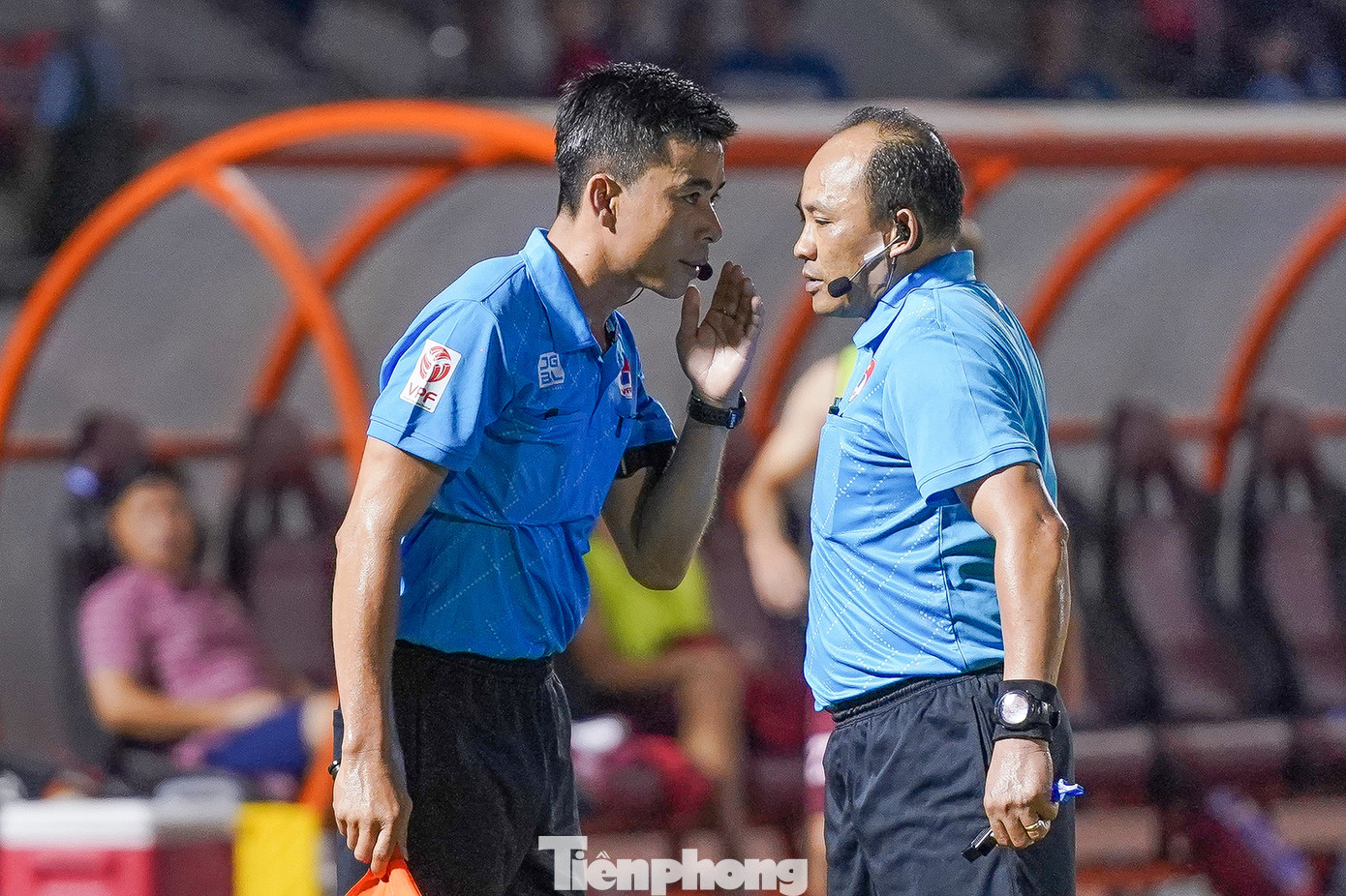 Cầu thủ TPHCM phản ứng mạnh, trợ lý trọng tài thứ nhất Nguyễn Thành Trung cũng căng cờ báo hiệu với trọng tài Vũ hơn một phút, ông Vũ mới chạy ra sát đường biên dọc hội ý với vị trợ lý của mình, trước khi cho CLB TPHCM được hưởng quả phạt đền. Cầu thủ TPHCM phản ứng mạnh, trợ lý trọng tài thứ nhất Nguyễn Thành Trung cũng căng cờ báo hiệu với trọng tài Vũ hơn một phút, ông Vũ mới chạy ra sát đường biên dọc hội ý với vị trợ lý của mình, trước khi cho CLB TPHCM được hưởng quả phạt đền.