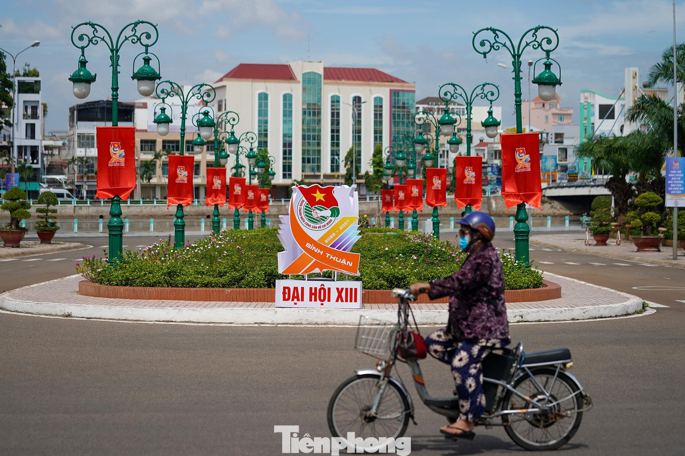 Phía trước trung tâm Hội nghị tỉnh Bình Thuận trang hoàng tươm tất. Phía trước trung tâm Hội nghị tỉnh Bình Thuận trang hoàng tươm tất.