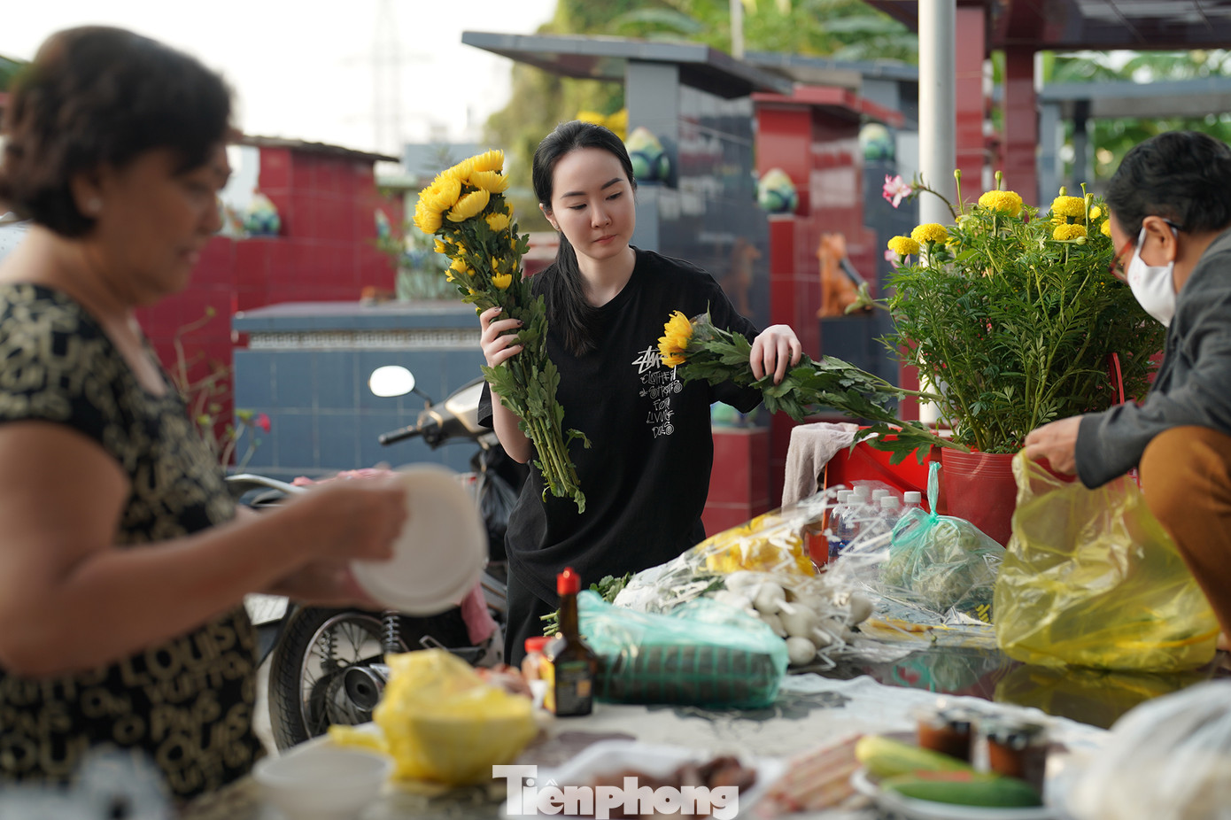 Bạn Cao Nguyễn Ý My vừa từ TP Đà Lạt trở về TPHCM chuẩn bị đồ cúng ông bà tại khu mộ của gia tộc. Bạn Cao Nguyễn Ý My vừa từ TP Đà Lạt trở về TPHCM chuẩn bị đồ cúng ông bà tại khu mộ của gia tộc.