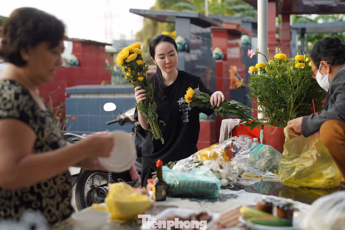 Bạn Cao Nguyễn Ý My vừa từ TP Đà Lạt trở về TPHCM chuẩn bị đồ cúng ông bà tại khu mộ của gia tộc.