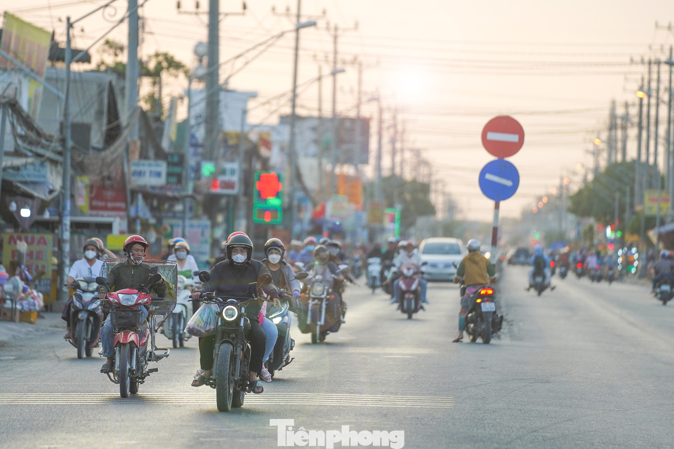 Đường nội thị xã Mỹ Hạnh Bắc, huyện Đức Hoà cũng khá đông phương tiện hướng từ quốc lộ N2 vào. Do bị hạn chế tốc độ nên dòng phương tiện cứ đông dần lên khi người dân từ các tỉnh quay trở lại TPHCM sau tết Nguyên đán.