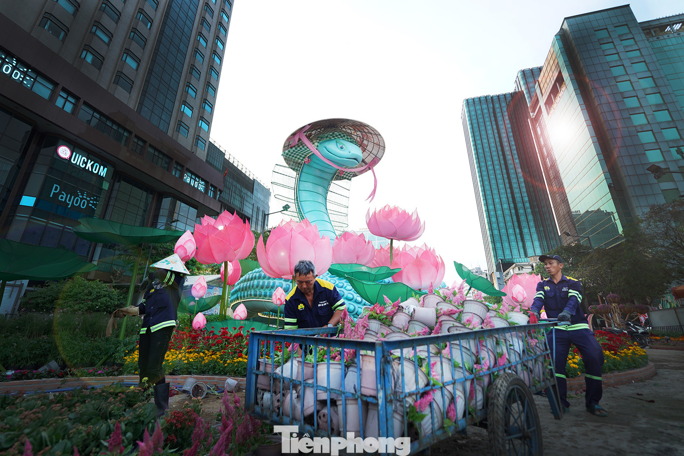 Theo BTC, đường hoa Nguyễn Huệ thực hiện gần 90% tiến độ.