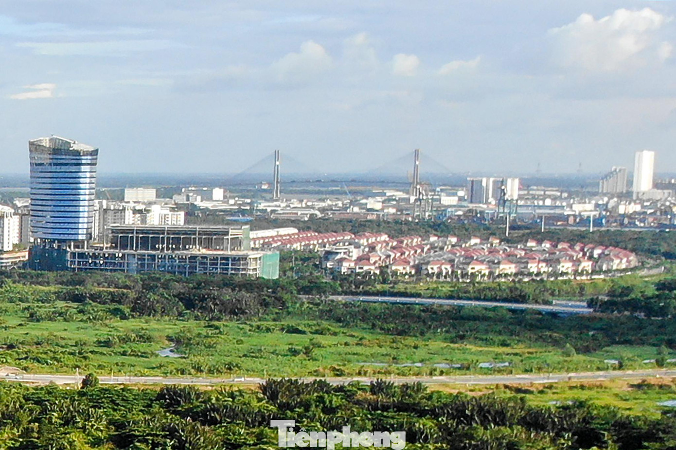 Cầu Phú Mỹ nhìn từ khu đô thị Thủ Thiêm. Cầu Phú Mỹ được xây dựng và hoàn thành vào năm 2009 theo hình thức BOT. Đây là cây cầu quan trọng kết nối khu vực phía Nam (quận 7) của thành phố, trong đó có khu đô thị Phú Mỹ Hưng với quận 2 cũ, nay là TP Thủ Đức.