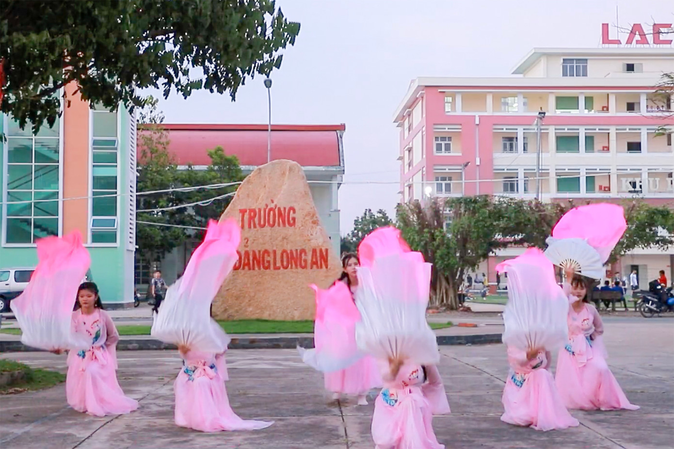 Một vài hình ảnh ấn tượng trong các sản phẩm gửi dự thi. Một vài hình ảnh ấn tượng trong các sản phẩm gửi dự thi.