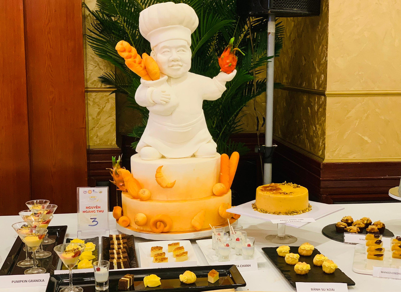 Tại cuộc thi này, các loại bánh ngọt được các đầu bếp, thí sinh sắp xếp khá bắt mắt cho du khách, người dân chiêm ngưỡng.