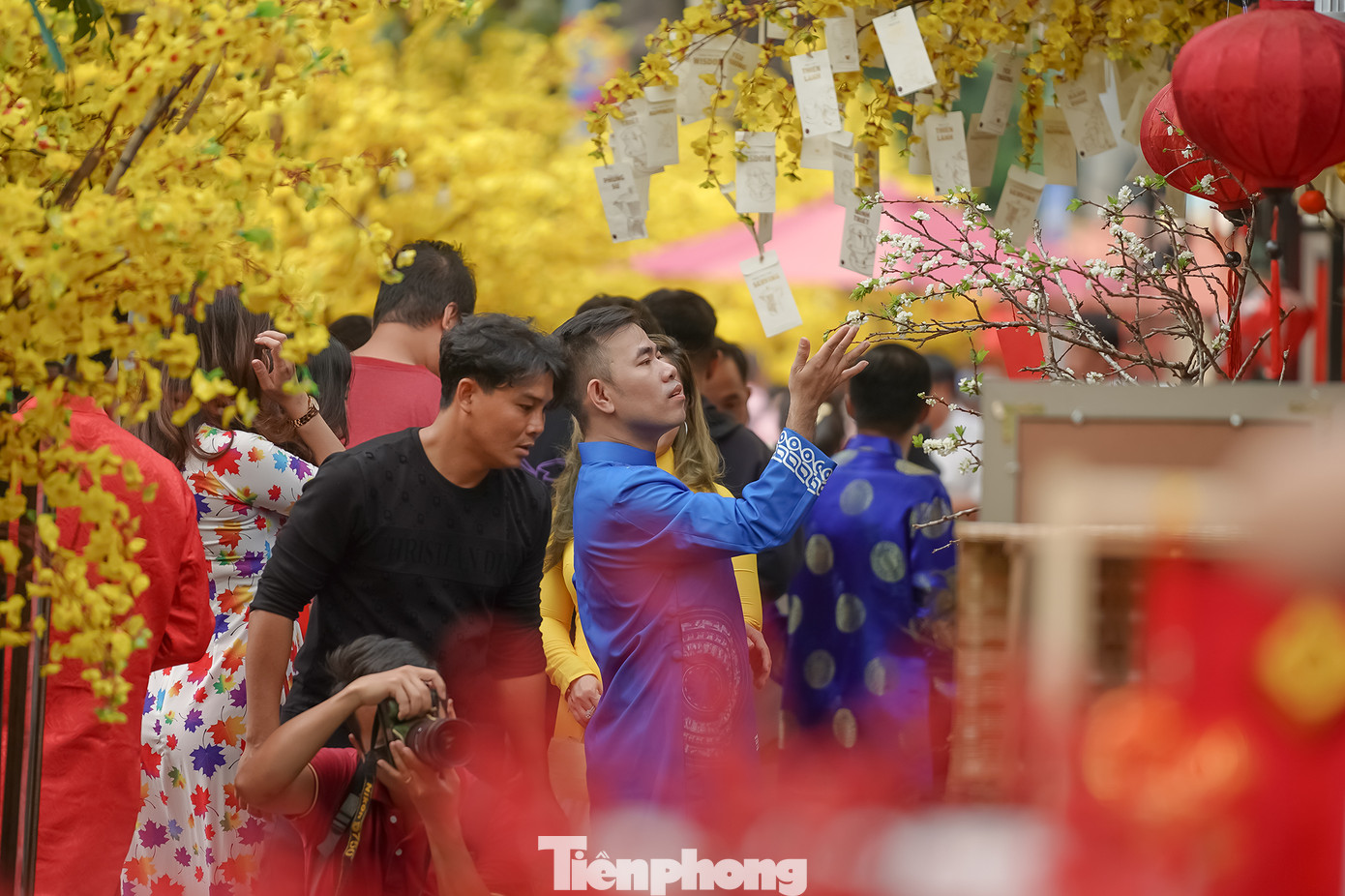 Phố Ông Đồ luôn là địa chỉ quen thuộc của du khách và người dân thành phố đến đây chụp ảnh lưu niệm mỗi độ xuân về.