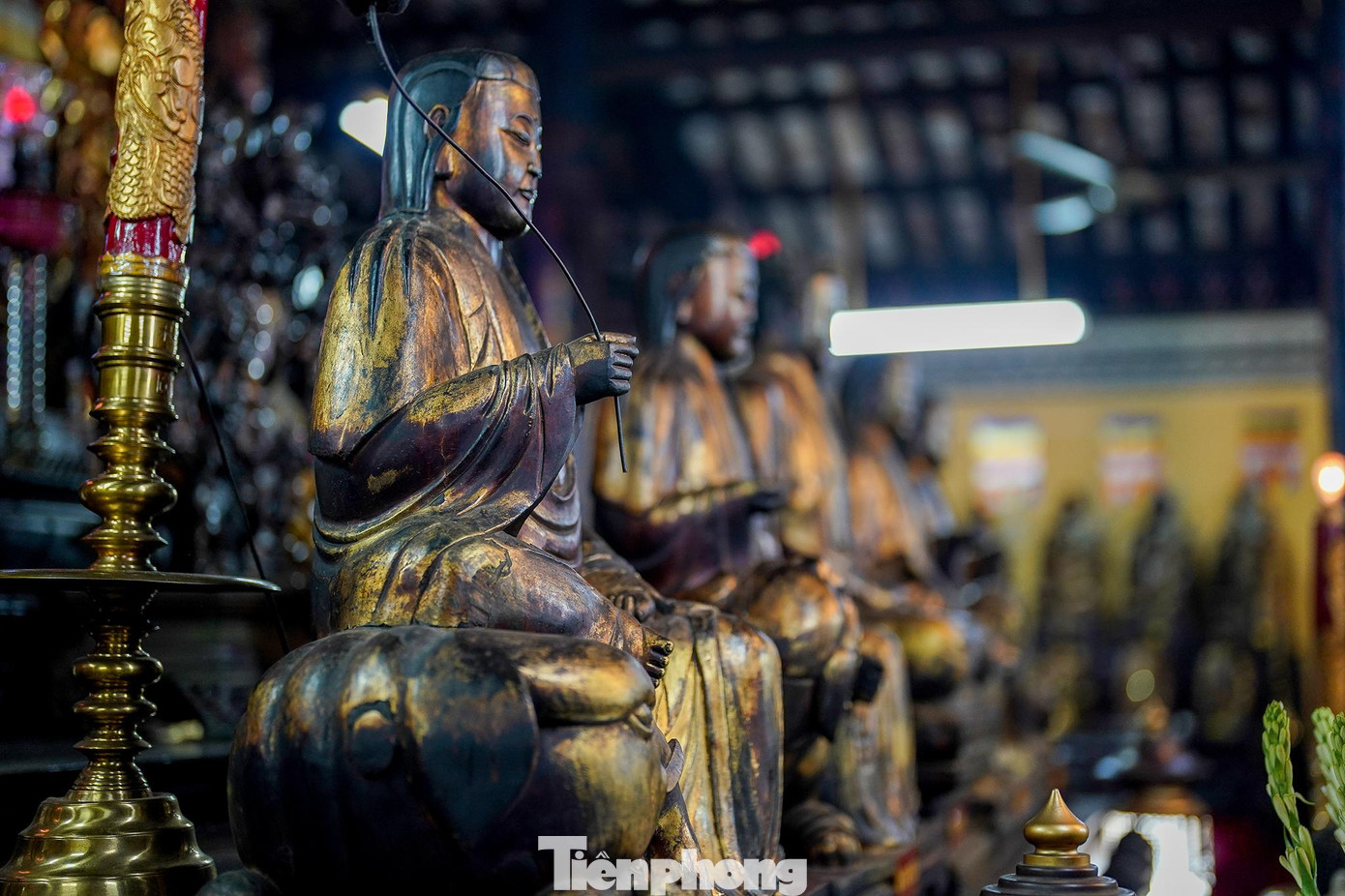 Trong chùa có 113 pho tượng cổ, hầu hết là tượng gỗ. Trên các cột chính của chùa đều có khắc câu đối (gồm 86 câu) thếp vàng công phu. Đáng chú ý có câu đối của Hiệp trấn Trịnh Hoài Đức (treo ở gian thờ Tổ) và câu đối của Mộc Ân đệ tử phụng cúng vào năm Gia Long thứ 3 (1804). Ngoài ra nơi đây còn có 9 bao lam, 19 hoành phi, một bàn thờ cổ và đồ thờ cổ.