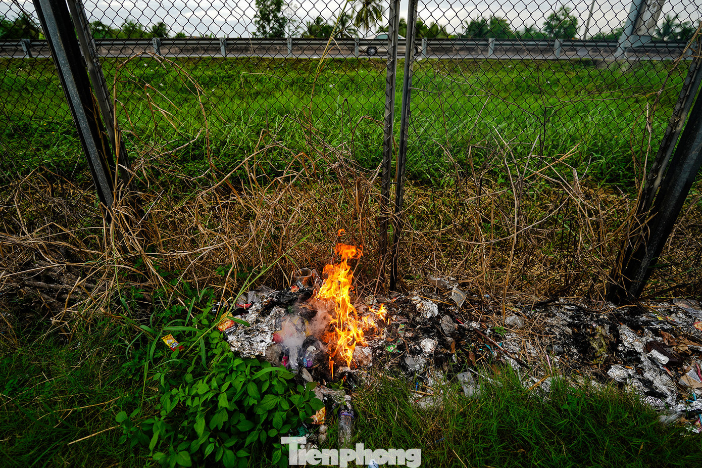 Người dân tự đốt rác sinh hoạt ngay cạnh hành lan hộ lan đường cao tốc. Người dân tự đốt rác sinh hoạt ngay cạnh hành lan hộ lan đường cao tốc.