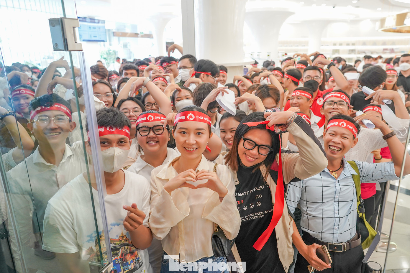 Các bạn thể hiện tinh thần xung kích, tràn đầy năng lượng của tuổi trẻ cho hoạt động ý nghĩa, đầy tính nhân văn của báo Tiền Phong.