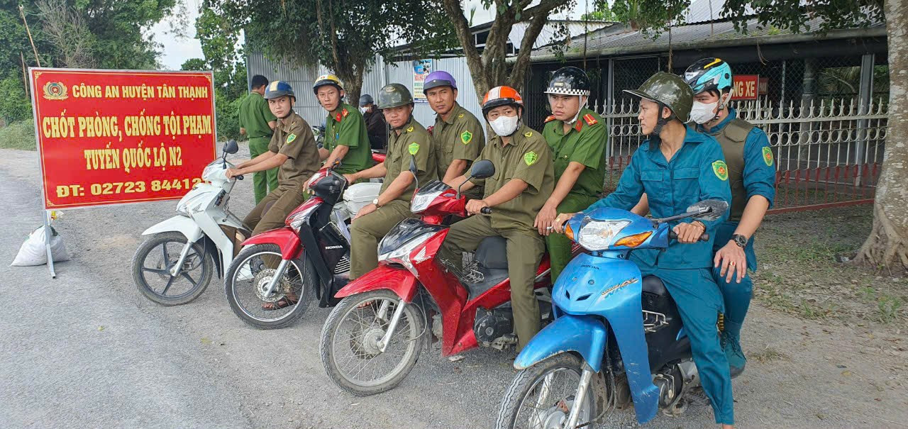 Ba chốt được thành lập trên tuyến Quốc lộ N2 thuộc địa bàn xã Tân Ninh (tiếp giáp huyện Tháp Mười, tỉnh Đồng Tháp), xã Kiến Bình và xã Tân Thành (tiếp giáp huyện Thạnh Hóa cũng thuộc tỉnh Long An).