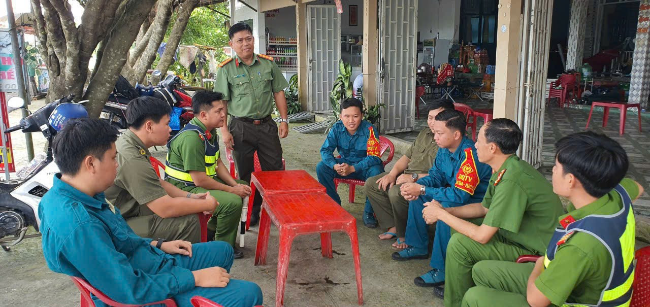 Mỗi chốt trực đêm thường xuyên có khoảng 10 thành viên phân công nhau thực hiện các nhiệm vụ.