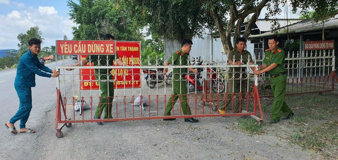 Lực lượng làm nhiệm vụ ứng trực tại ba chốt đều được trang bị barie chặn phương tiện, đối tượng vi phạm cùng một số công cụ hỗ trợ cần thiết đáp ứng yêu cầu phòng chống tội phạm.