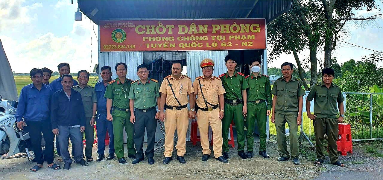 Công an huyện Tân Thạnh đã quyết định thành lập 3 chốt dân phòng phòng, chống tội phạm trên tuyến Quốc lộ N2, phân công lực lượng nghiệp vụ, công an xã phối hợp với dân phòng, dân quân tự vệ bảo đảm an ninh, trật tự, đặc biệt là vào ban đêm. Kinh phí hoạt động do UBND huyện hỗ trợ một phần, còn lại là xã hội hóa.
