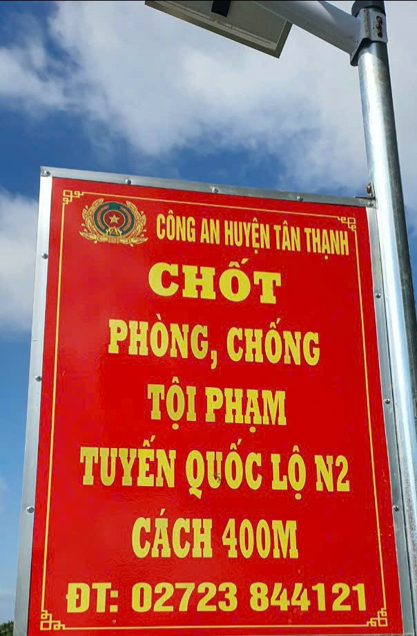 Dọc tuyến Quốc lộ N2, đoạn qua địa bàn huyện Tân Thạnh, lực lượng công an lắp đặt các bảng thông báo công khai số điện thoại đường dây nóng của công an tiếp nhận tin báo tố giác tội phạm.