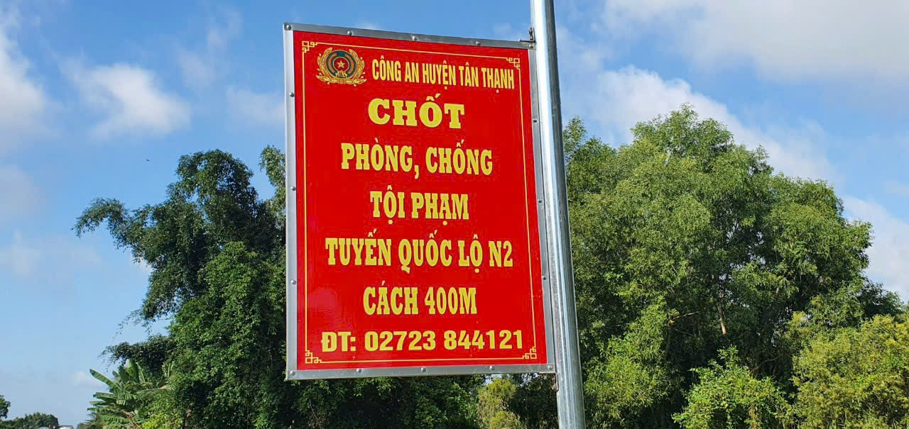 Người dân ngoài tinh thần cảnh giác cần lưu ý số điện thoại đường dây nóng của lực lượng công an khi lưu thông qua đoạn đường này.