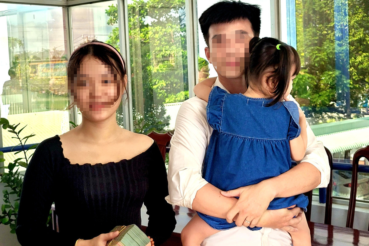 Vợ chồng anh T., chị H. hạnh phúc vì bé C. vẫn an toàn và nhận lại đủ số tiền đã chuyển cho tên bắt cóc.