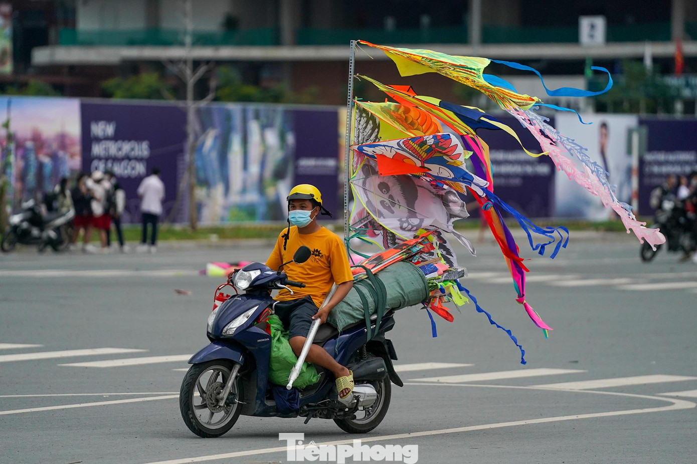 Những người bán diều di chuyển trong điều kiện diều vẫn treo trên xe, bay phấp phới, rất dễ gây va chạm với người đi đường. Những người bán diều di chuyển trong điều kiện diều vẫn treo trên xe, bay phấp phới, rất dễ gây va chạm với người đi đường.