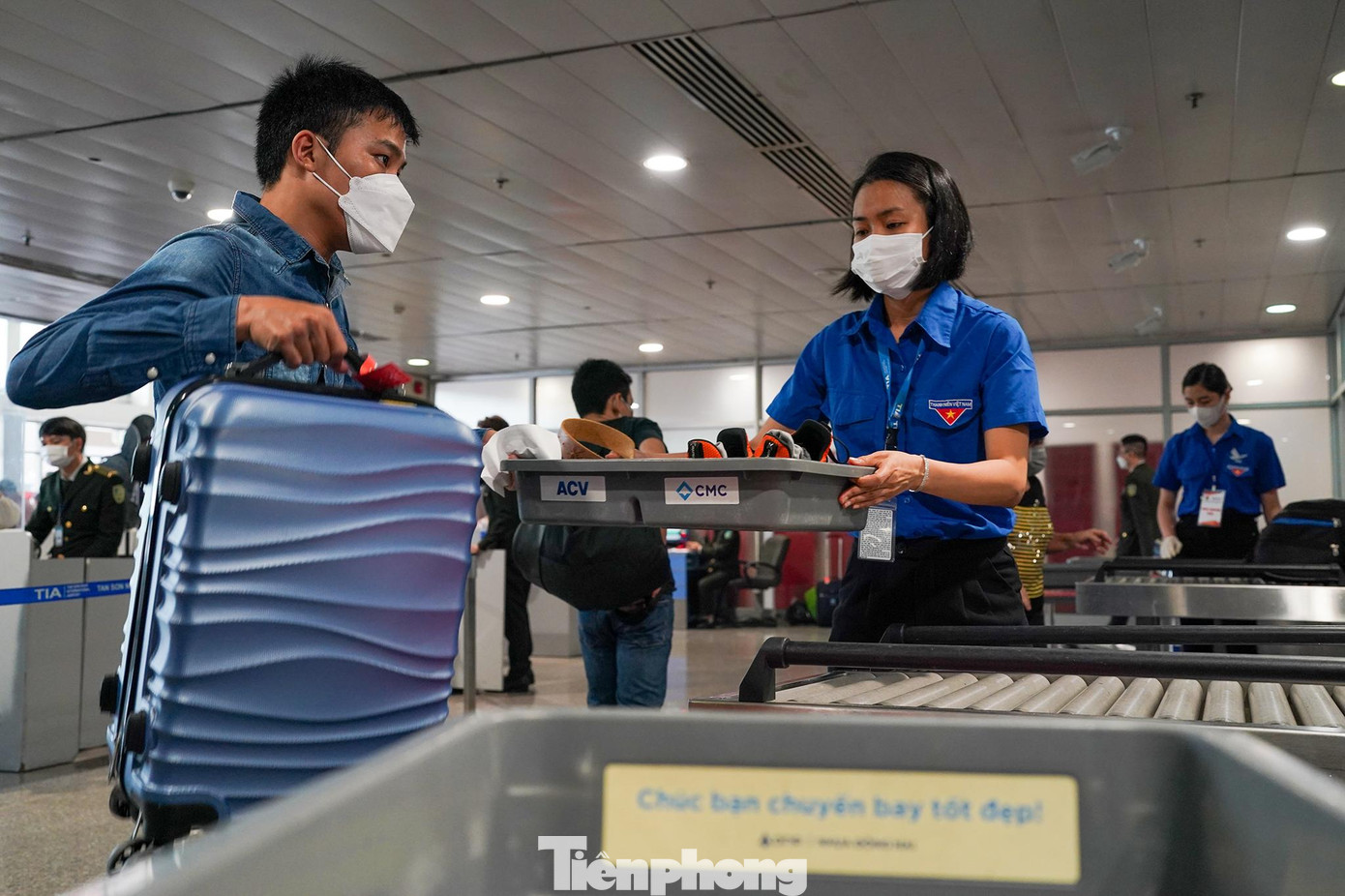 Đoàn viên Bùi Đỗ Quyên, giáo viên Trung tâm Đào tạo Huấn luyện Tân Sơn Nhất tham gia công tác tình nguyện hỗ trợ hành khách.