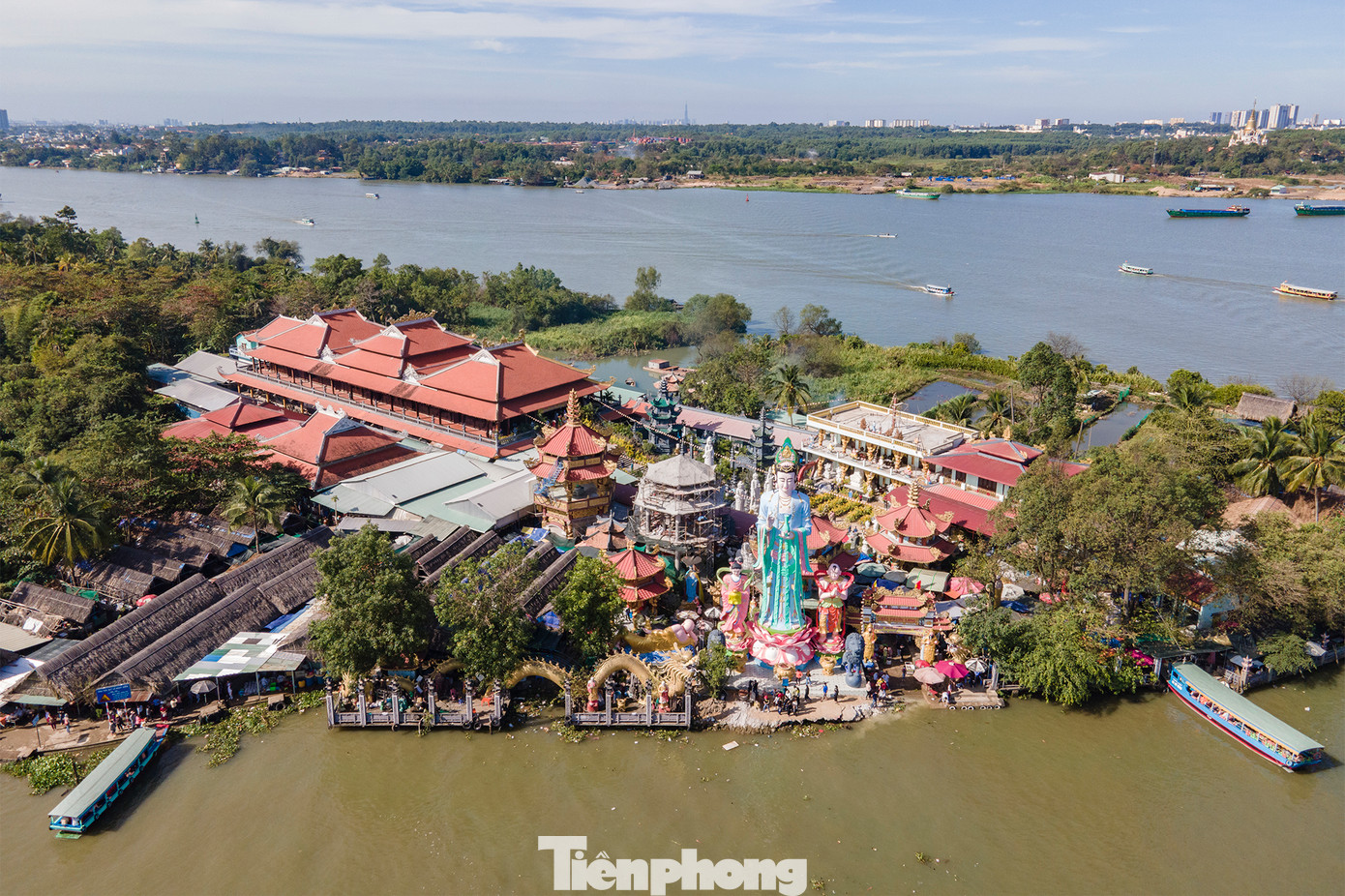 Chùa Phước Long nằm trên cù lao Bà Sang giữa sông Đồng Nai (phường Long Bình, quận 9, TPHCM) còn có tên gọi khác là chùa Châu Đốc 3. Nơi đây cách trung tâm thành phố khoảng 25 km, khách phải đến đường Nguyễn Xiển rồi đi đò khoảng 10 phút để vào chùa.