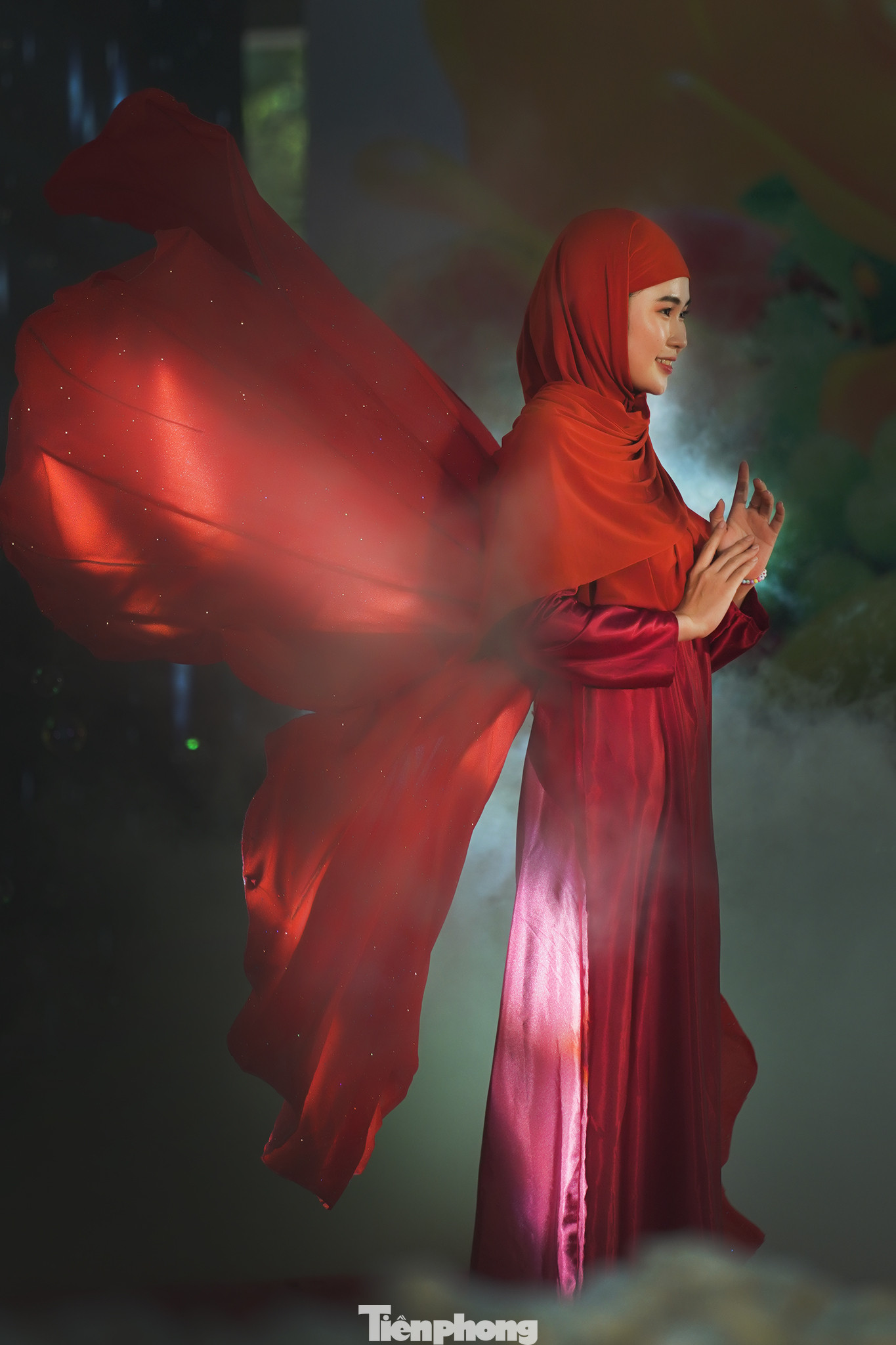 Bạn Trần Thị Huyền Trang trình diễn bộ trang phục mang sắc màu truyền thống của Malaysia, thể hiện biểu tượng của hoa dâm bụt- vốn được coi là quốc hoa của Malaysia. Bạn Trần Thị Huyền Trang trình diễn bộ trang phục mang sắc màu truyền thống của Malaysia, thể hiện biểu tượng của hoa dâm bụt- vốn được coi là quốc hoa của Malaysia.