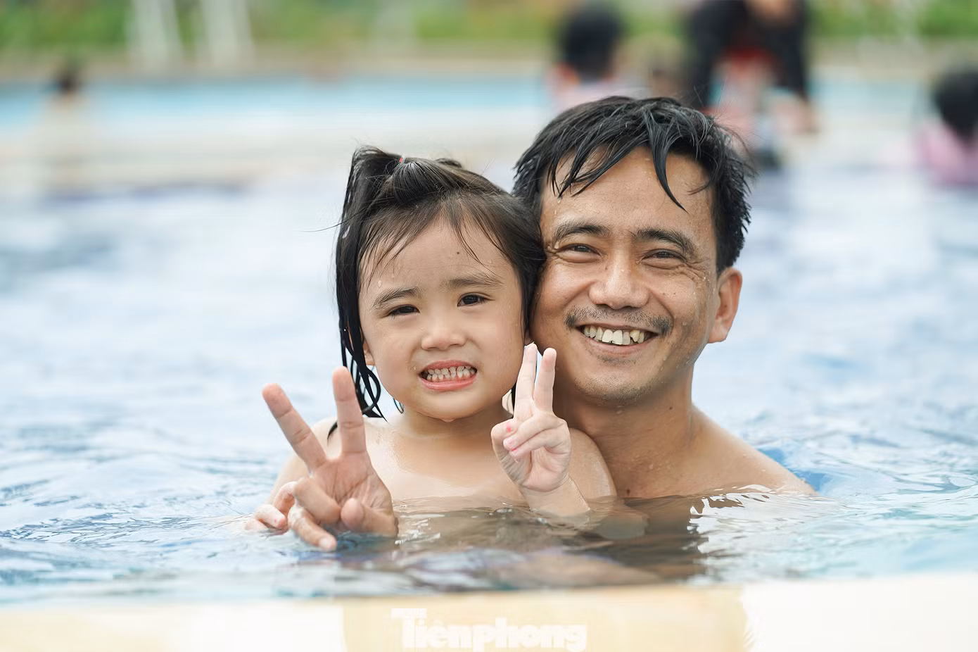 "Thường thì nhà tôi đi vòng vòng vài khu như Suối Tiên, Đầm Sen hoặc những nơi có nhiều cây để sinh hoạt, ăn uống. Giờ có khu công viên này quá tiện, cách nhà tôi có 10 km thôi" - anh Lê Trung Dũng (ngụ phường Bình Hưng Hoà, quận Bình Tân) phấn khởi nói.