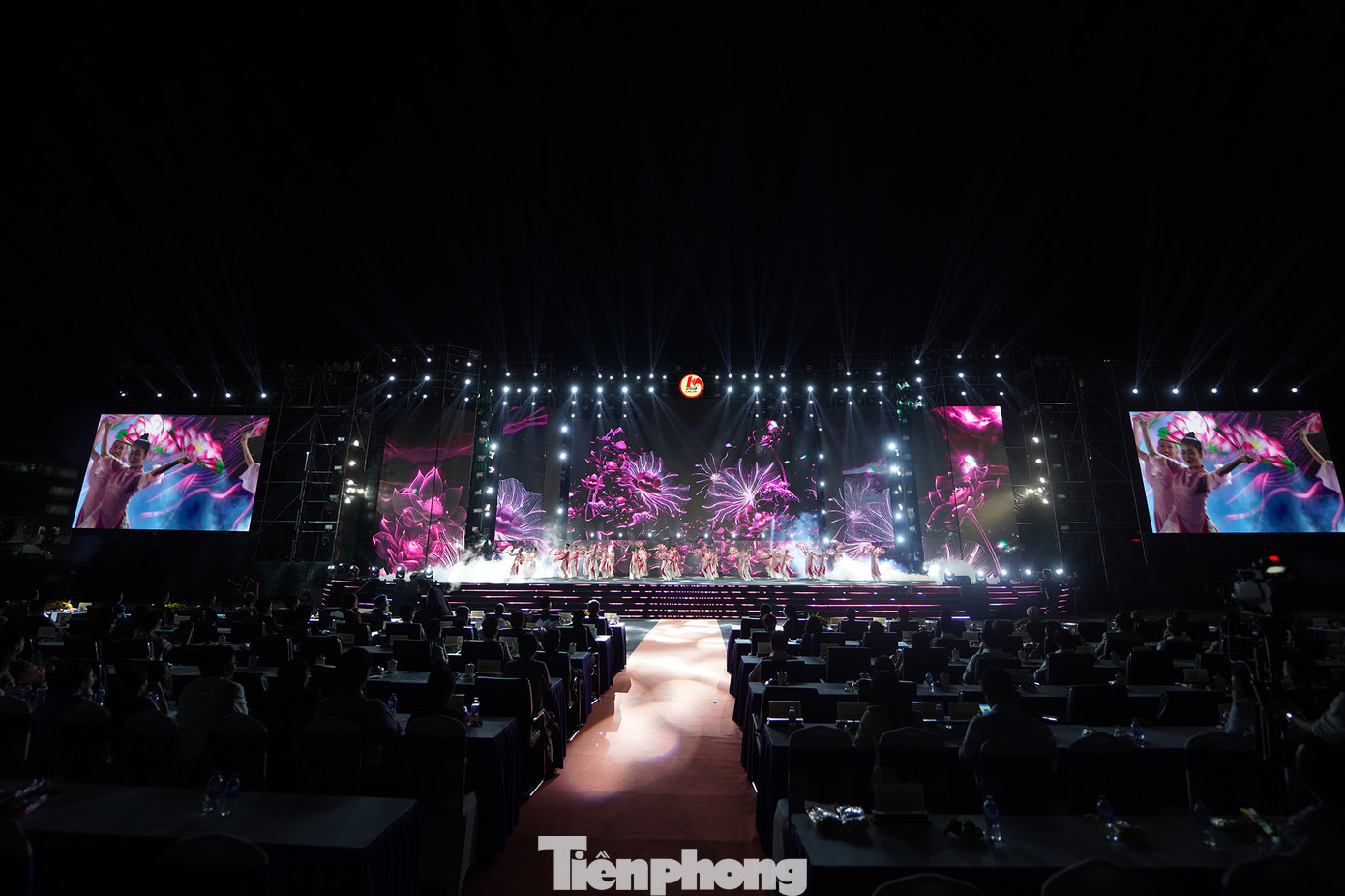 Tối 28/11, tại TP Tân An, tỉnh Long An, hàng nghìn người dân đến tham quan Lễ khai mạc Tuần Văn hóa - Thể thao - Du lịch tỉnh Long An lần thứ 2, chủ đề Long An - Khát vọng sông Vàm. Đây là sự kiện quan trọng trong hành trình đổi mới, vươn mình phát triển, hội nhập nhằm lan tỏa bản sắc văn hóa đất và người Long An.