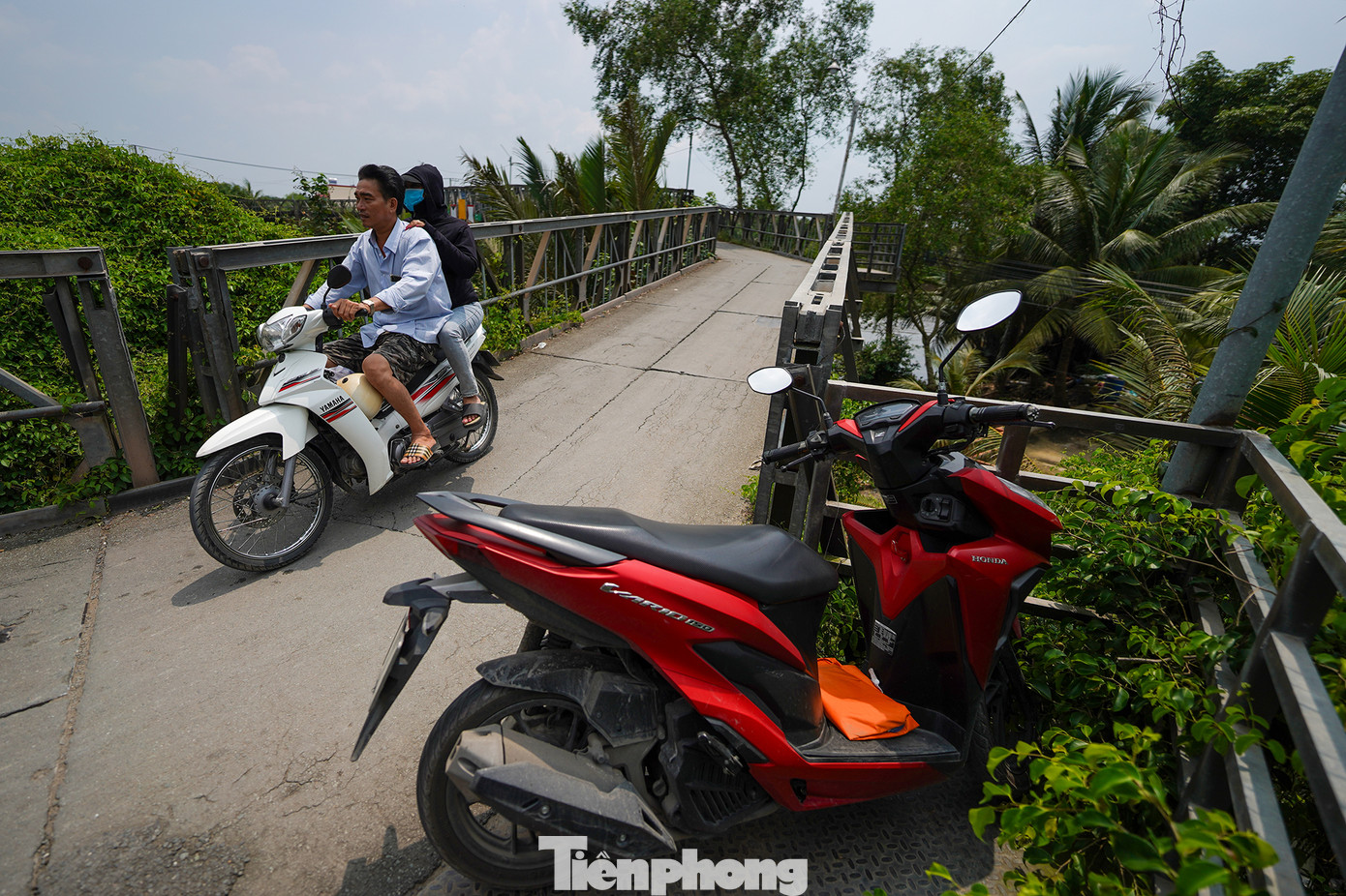"Cầu bề ngang hẹp nên cấm xe ba bánh là đúng. Tôi thấy đã từng có mấy lần xe ba gác chết máy trên cầu thế là cả một đoạn dài ùn ứ", ông Tài, nhà gần cầu, trên đường Trương Văn Đa kể. "Cầu bề ngang hẹp nên cấm xe ba bánh là đúng. Tôi thấy đã từng có mấy lần xe ba gác chết máy trên cầu thế là cả một đoạn dài ùn ứ", ông Tài, nhà gần cầu, trên đường Trương Văn Đa kể.