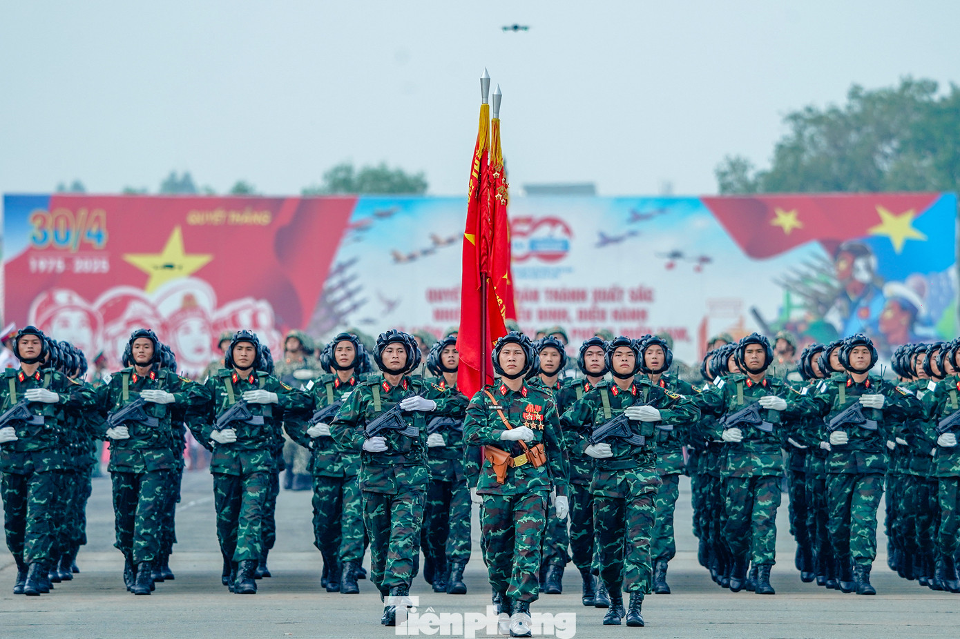 Theo kế hoạch, lễ diễu binh, diễu hành cấp quốc gia kỷ niệm 50 năm Ngày Giải phóng hoàn toàn miền Nam, thống nhất đất nước chính thức diễn ra vào 6h30 ngày 30/4, cùng thời điểm với lễ kỷ niệm.