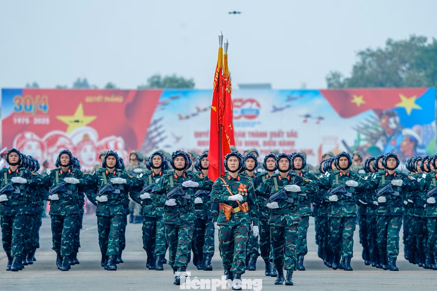 Theo kế hoạch, lễ diễu binh, diễu hành cấp quốc gia kỷ niệm 50 năm Ngày Giải phóng hoàn toàn miền Nam, thống nhất đất nước chính thức diễn ra vào 6h30 ngày 30/4, cùng thời điểm với lễ kỷ niệm.