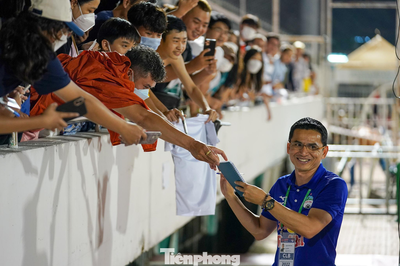 Người hâm mộ TPHCM vẫn dành tình cảm đặc biệt cho thầy trò HLV Kiatisuk. Người hâm mộ TPHCM vẫn dành tình cảm đặc biệt cho thầy trò HLV Kiatisuk.