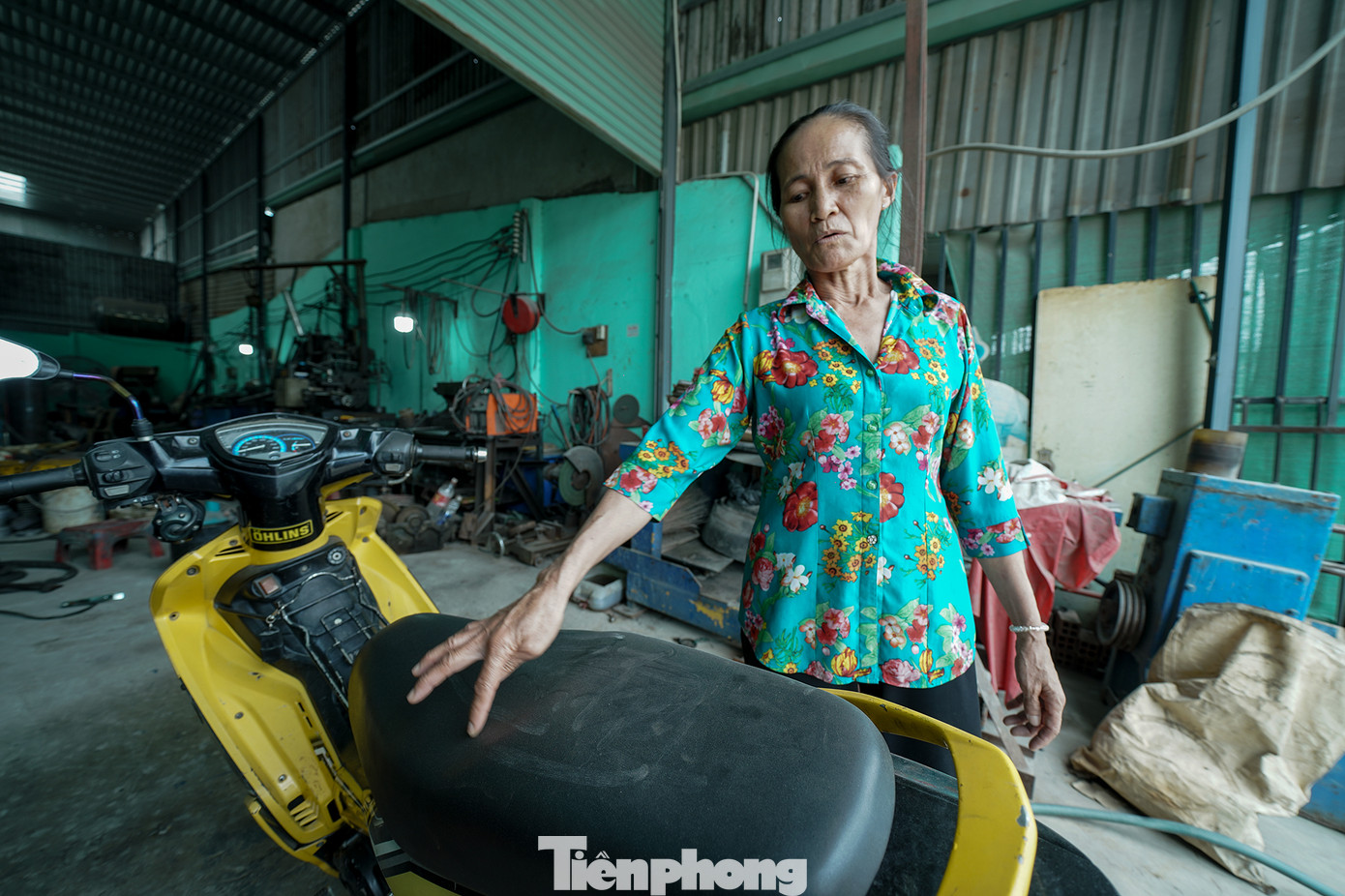 Bà Nguyễn Thị Thuý (ngụ ấp 5, xã Vĩnh Lộc B) đang vẽ hình trên yên xe từ lớp bụi bám. Chiếc yên xe này bà Thuý vừa lau chỉ vài phút trước đó.