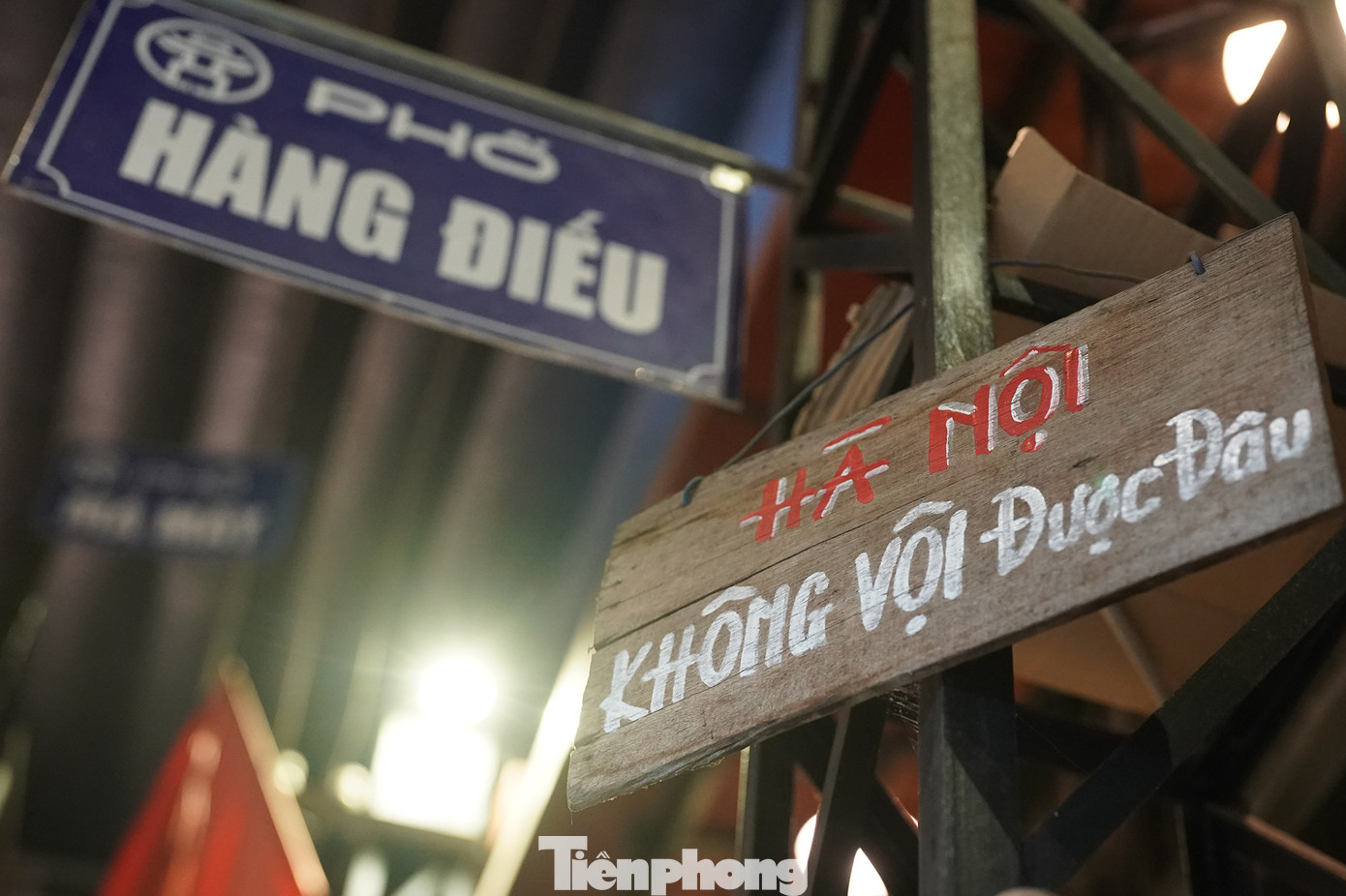 “Tôi thật sự thấy ấn tượng khi bước chân vào quán. Chưa có dịp được ra Hà Nội, nhưng hình ảnh Thủ đô được khắc họa trong quán cà phê, phần nào giúp tôi thấy được thành phố có gì. Ngoài đường xe cộ tấp nập, nhưng ngồi trong quán cà phê, tôi cảm thấy rất nhẹ nhàng”, anh Tiến, một vị khách cảm nhận.