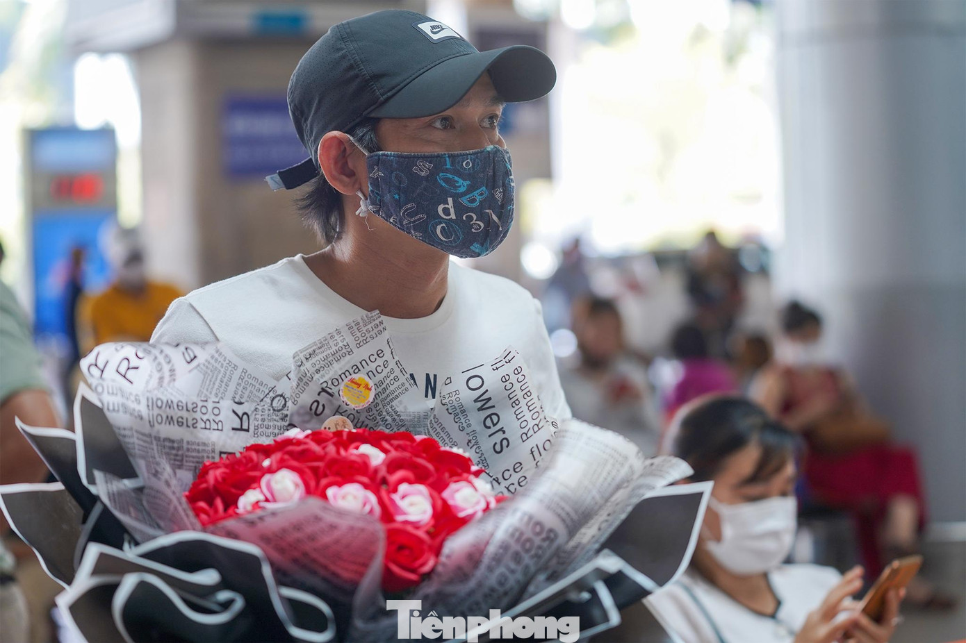 Anh H., chuẩn bị hoa hồng để đón người yêu là du học sinh. Anh H., chuẩn bị hoa hồng để đón người yêu là du học sinh.
