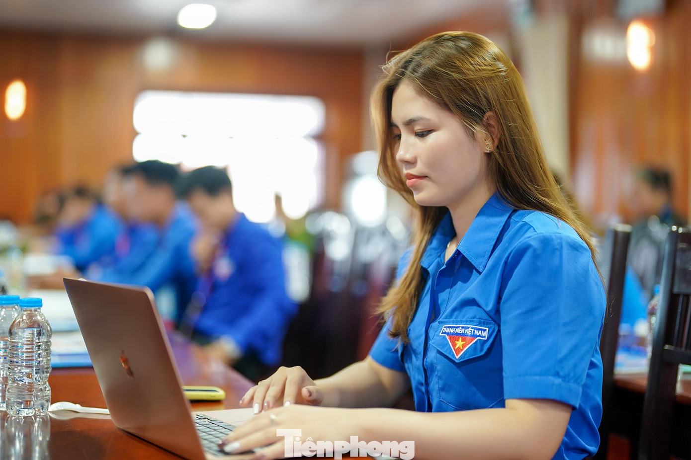 Cán bộ Ban Tuyên giáo, Tỉnh Đoàn Long An liên tục thông tin Đại hội.