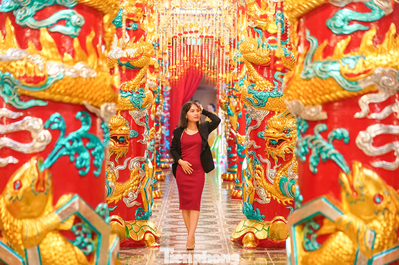 Nhiều người chọn những nơi có nhiều tượng rồng để thả dáng, tạo ra những bức ảnh "sống ảo" nhân dịp Xuân Giáp Thìn 2024 đã đến gần.