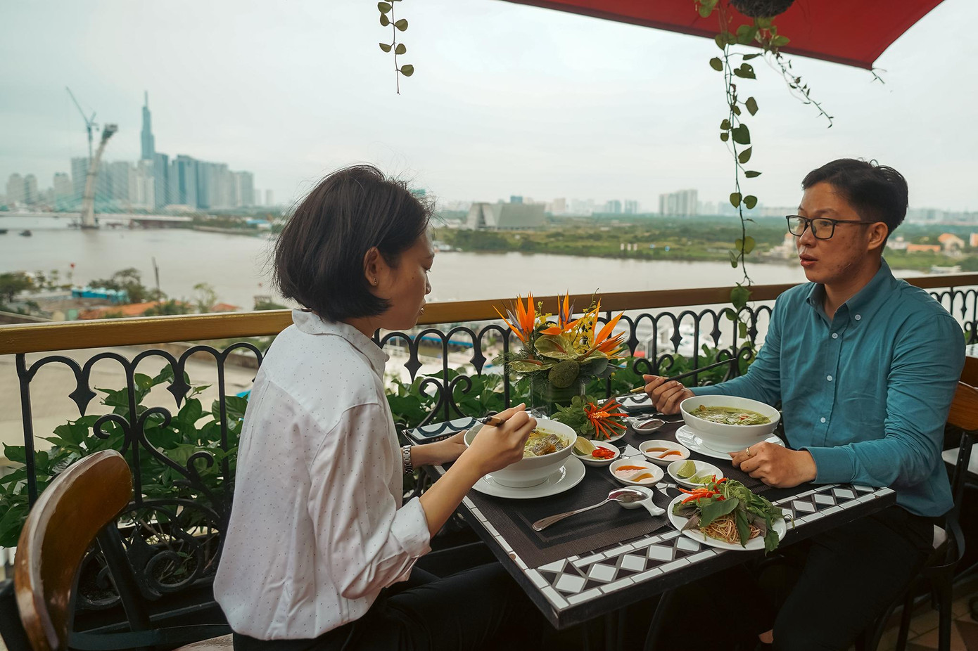 Sau khi TPHCM mở cửa, nhiều du khách đã chọn cho mình những cách trải nghiệm riêng biệt. Nhiều thực khách chọn không gian ngắm sông ăn uống, trò chuyện.