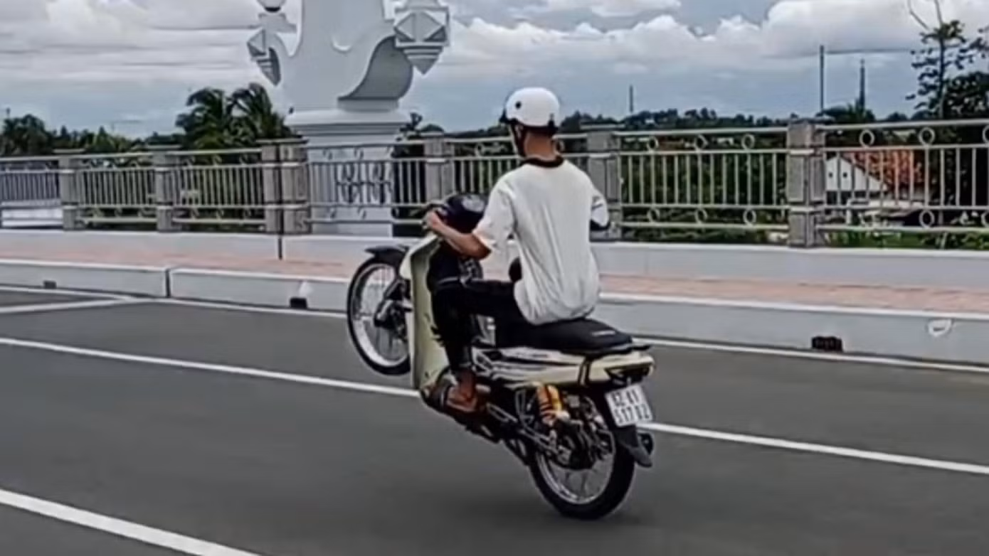 L. biểu diễn chạy xe bốc đầu. (Ảnh: CA)