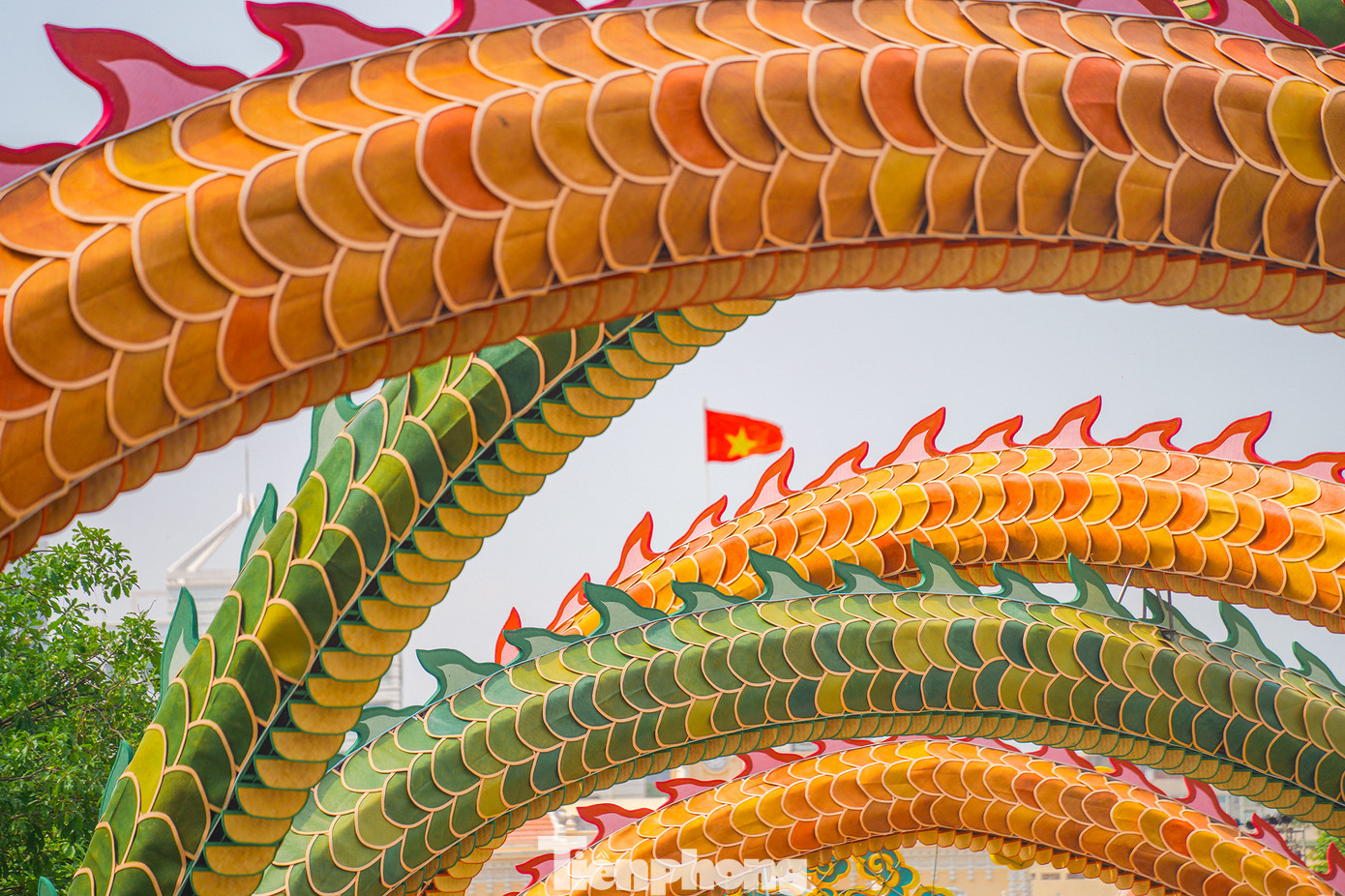 Hai con rồng ở cổng chào &quot;Lưỡng Long Triều Liên&quot;, với hình ảnh con rồng đang chuyển động gần như hoàn thiện xong. Mỗi linh vật có 5 đoạn thân uốn lượn dọc hai bên đường hoa, dài hơn 100m và kích thước vòng đầu khoảng 2m ôm lấy dọc đường hoa, tạo nên một khung cảnh hoành tráng, rực rỡ.