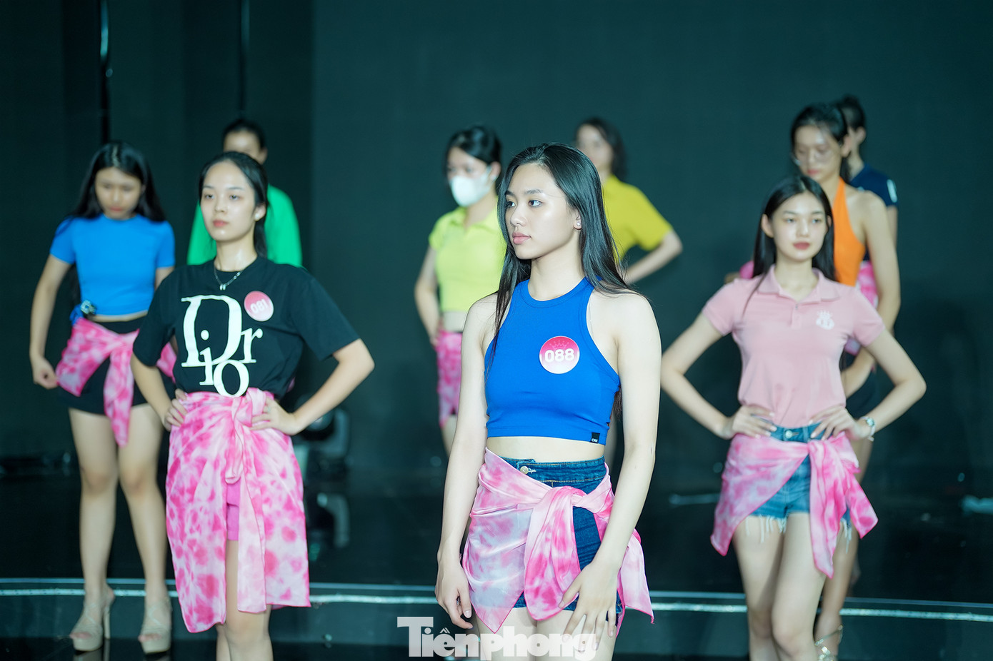 Gia đình thí sinh Khánh Hòa (SBD 088, Hà Nội) có mặt tại TP.HCM từ khá sớm để ủng hộ và cổ vũ con gái. Giống 34 cô gái còn lại, Khánh Hòa cho biết bản thân hồi hộp, hào hứng tới đêm chung kết để tỏa sáng.