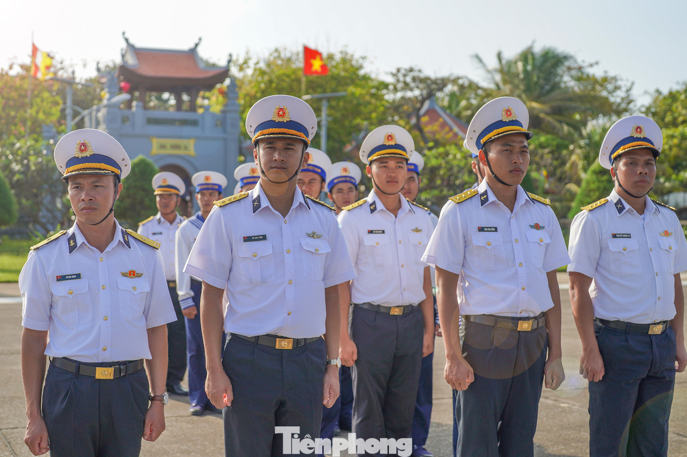 Các cán bộ chiến sĩ nghiêm trang tuyên thệ.
