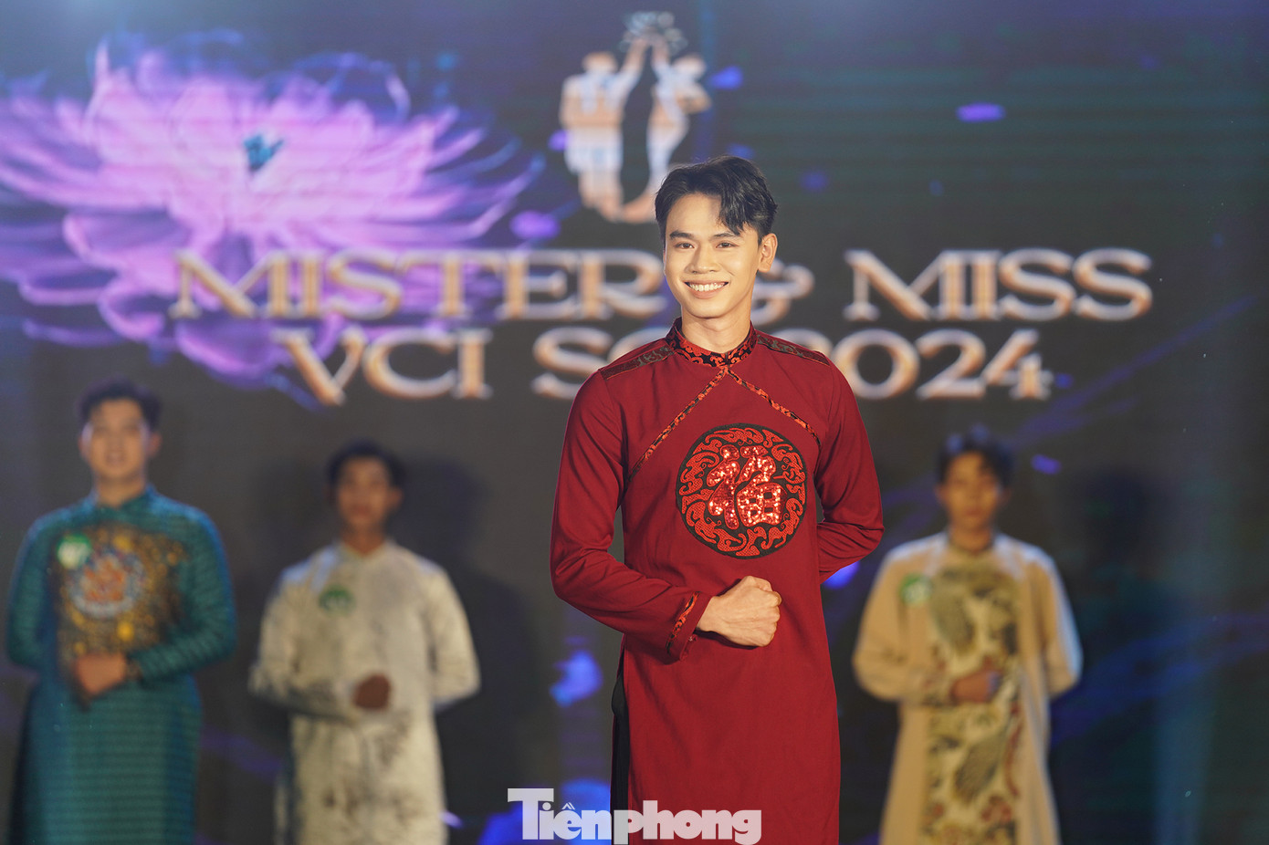 Phong thái của Nam vương Lê Anh Cường trong phần thi áo dài.