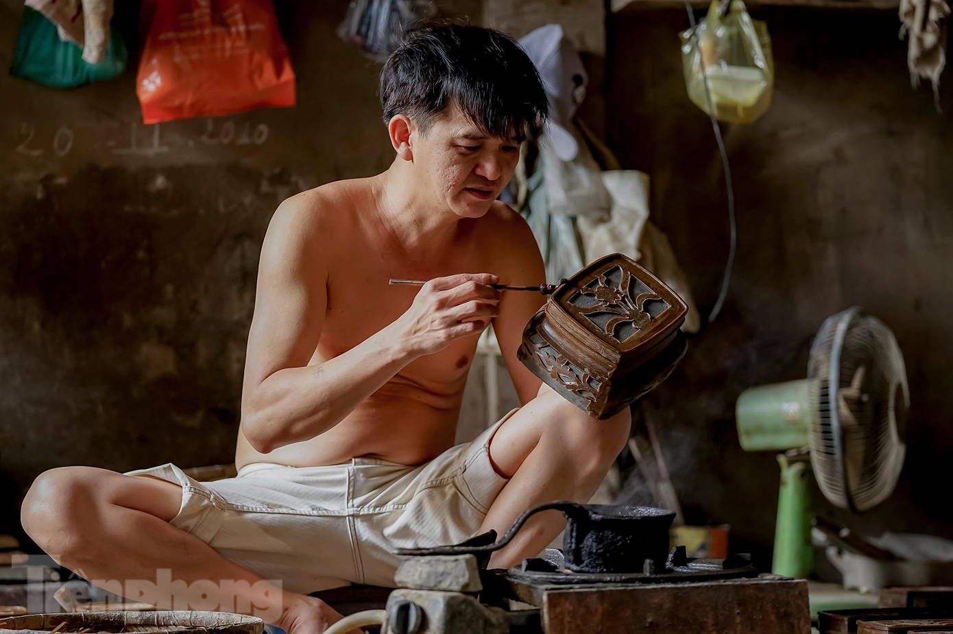 Khuôn sáp sẽ quét thêm một lớp sáp nóng để liền mặt các mảng sáp trên khuôn. Khuôn sáp sẽ quét thêm một lớp sáp nóng để liền mặt các mảng sáp trên khuôn.