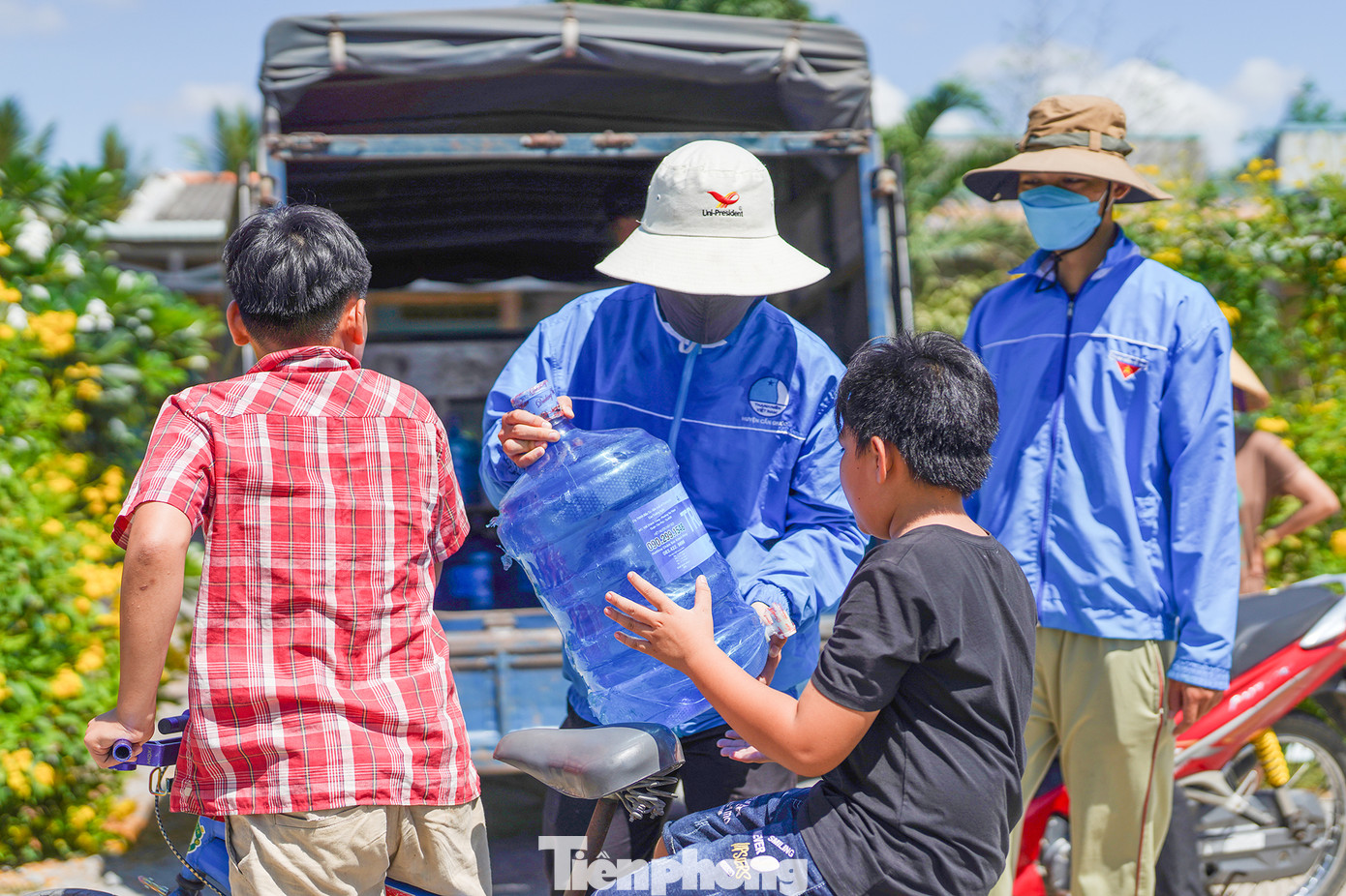 Lực lượng Đoàn viên -Thanh niên và người dân tại khu vực phân bố đều cho các hộ, nhà nào đông người sẽ được nhận hai bình.