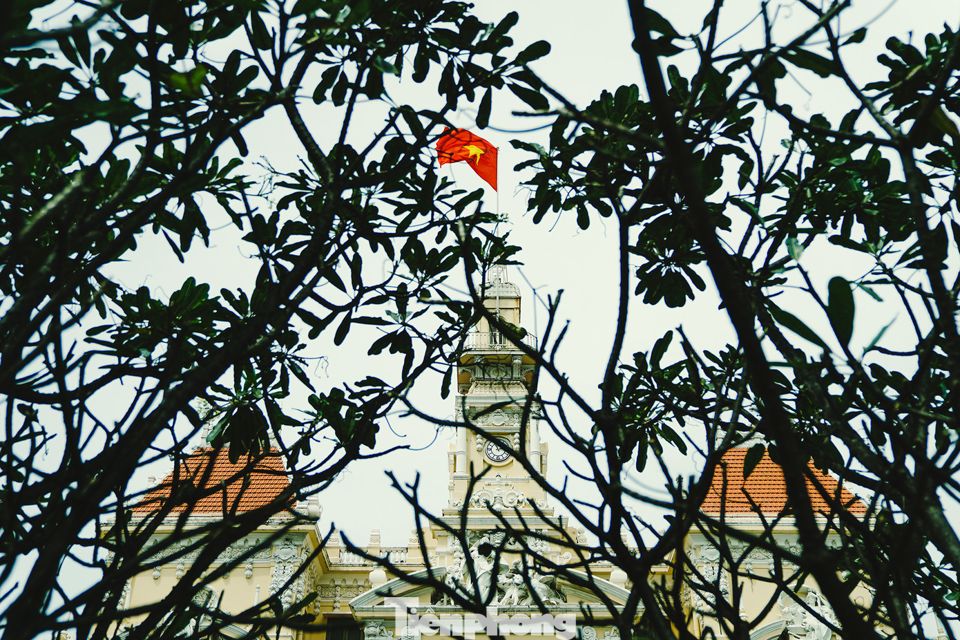 Cột cờ trên đỉnh của toà nhà nhìn từ phố đi bộ Nguyễn Huệ. Công trình lấy hình mẫu từ tòa thị chính ở Paris theo phong cách Phục Hưng, thiết kế theo dạng lầu chuông đúc cao - kiểu kiến trúc phổ biến ở miền Bắc nước Pháp. Phần chính giữa là tháp nhọn nhô cao, hai bên có hai tầng mái cân đối. Điểm nhấn mặt tiền là lầu chuông đúc cao, có gắn đồng hồ cùng nhiều phù điêu đắp nổi.