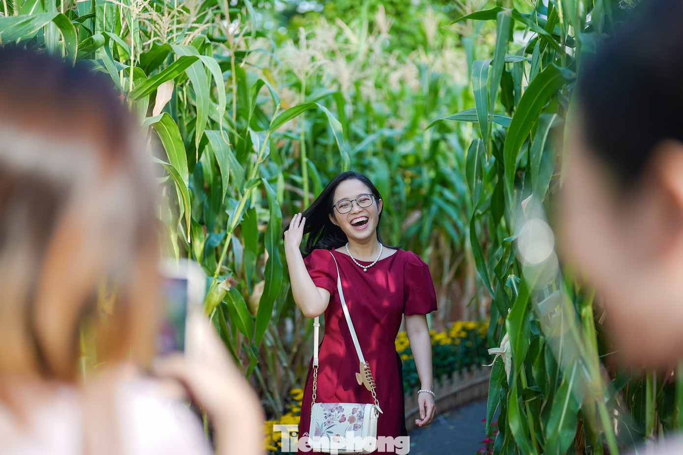 Một bạn trẻ đang tạo dáng tại khu rẫy bắp, điểm nhấn của đường hoa năm nay.