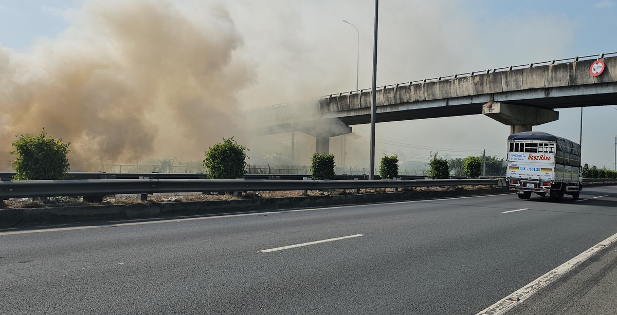 Ngày 26/2, người dân thu gom và đốt rác thải bên hành lang cao tốc TPHCM-Trung Lương, đoạn km26 và km32 qua huyện Thủ Thừa. Ngọn lửa cháy lan, khói đen bốc cao, có nguy cơ đe dọa đến an toàn giao thông trên cao tốc. Ngày 26/2, người dân thu gom và đốt rác thải bên hành lang cao tốc TPHCM-Trung Lương, đoạn km26 và km32 qua huyện Thủ Thừa. Ngọn lửa cháy lan, khói đen bốc cao, có nguy cơ đe dọa đến an toàn giao thông trên cao tốc.
