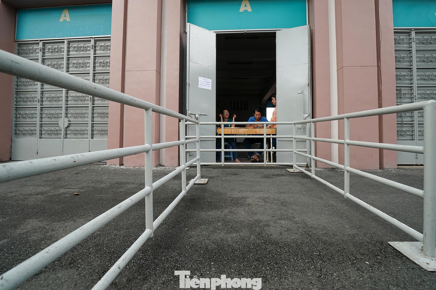 Quầy vé thưa vắng người hâm mộ. Quầy vé thưa vắng người hâm mộ.