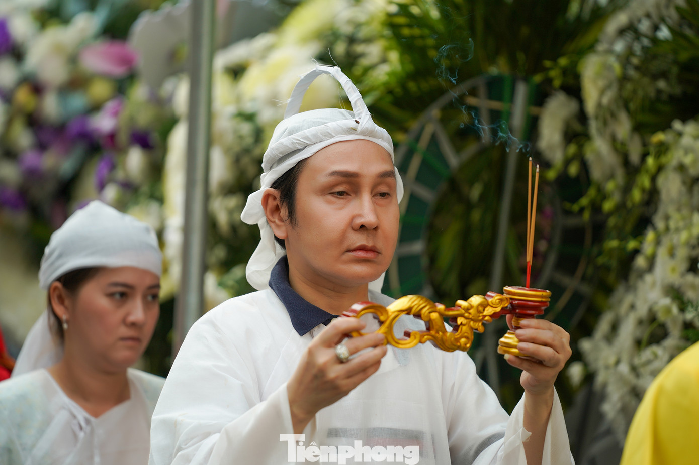 NSƯT Vũ Luân để tang ba nuôi tại tang lễ NSƯT Vũ Linh. Ảnh: Phạm Nguyễn. NSƯT Vũ Luân để tang ba nuôi tại tang lễ NSƯT Vũ Linh. Ảnh: Phạm Nguyễn.