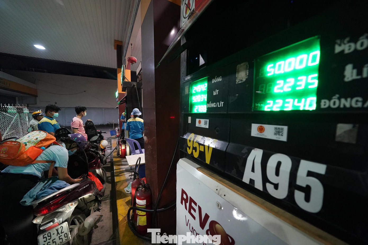 Một cây xăng khác trên đường Tây Thạnh chỉ đổ 50.000 đồng cho khách. Hình ảnh ghi nhận lúc 22h.