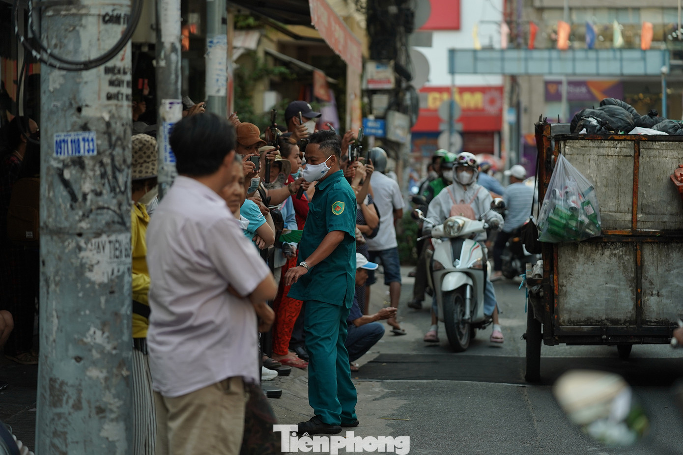 Tuy nhiên, việc có quá nhiều YouTuber, TikToker... nhốn nháo, gây ùn tắc ở đám tang NSƯT Vũ Linh làm ảnh hưởng đến cuộc sống người dân nơi đây và cũng như những người đi viếng.